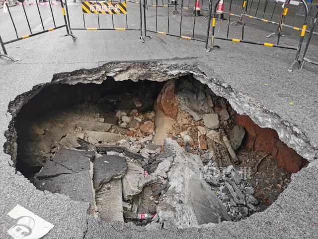 破解路面大坑难题,保障城市交通安全_以某市路面大坑维修报告为例